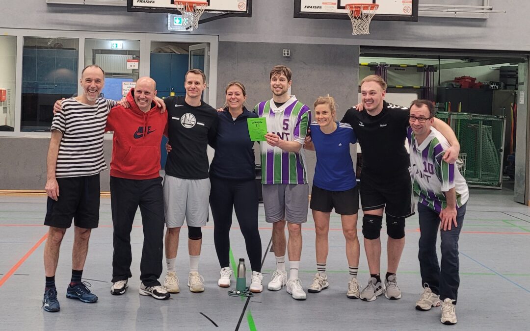 Sie kamen, sahen und siegten. Lehrer gewinnen traditionsträchtiges Volleyballturnier